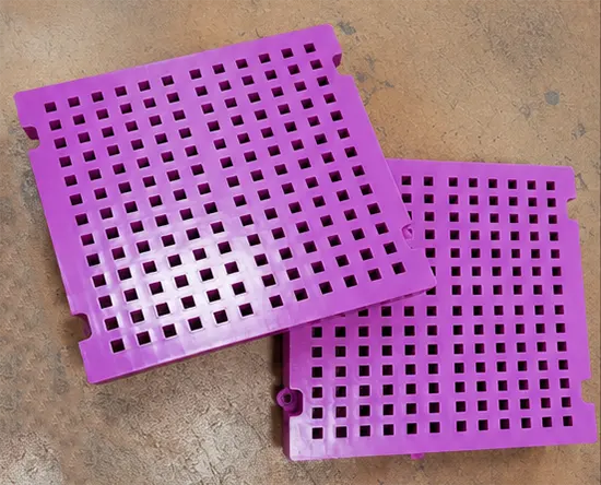 Moulded rubber screen panel with square apertures
